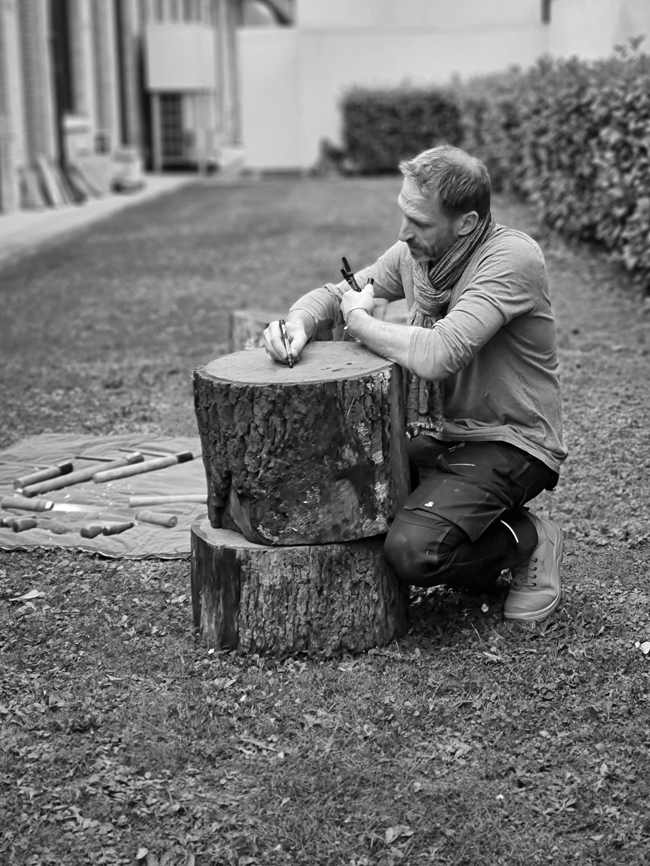 Didier Pousset examinant une section de bois