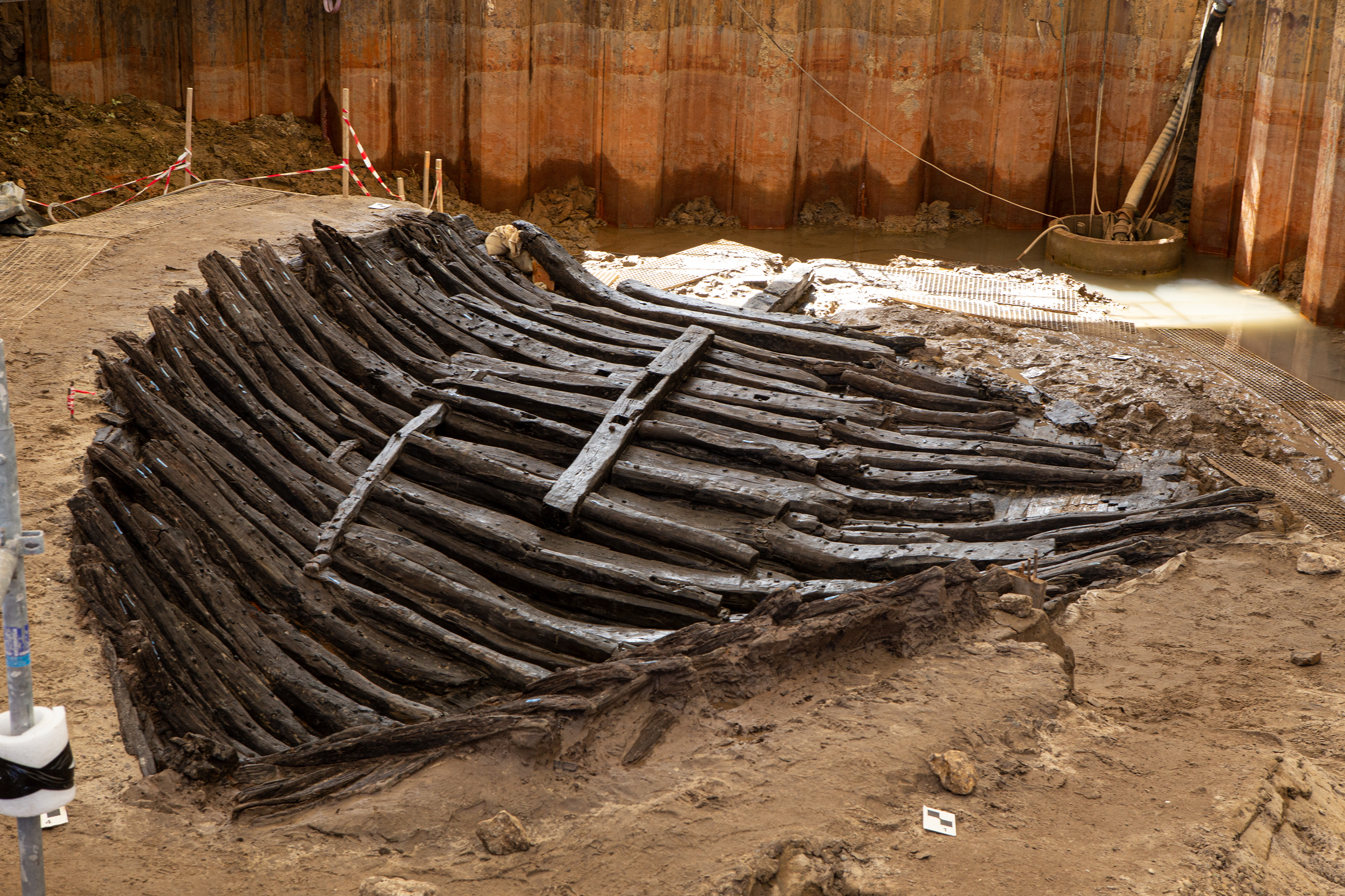 Vestiges en bois d’une embarcation archéologique en cours de fouille