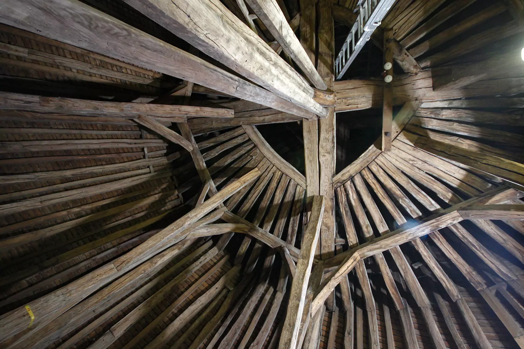 Vue intérieure d’une charpente ancienne