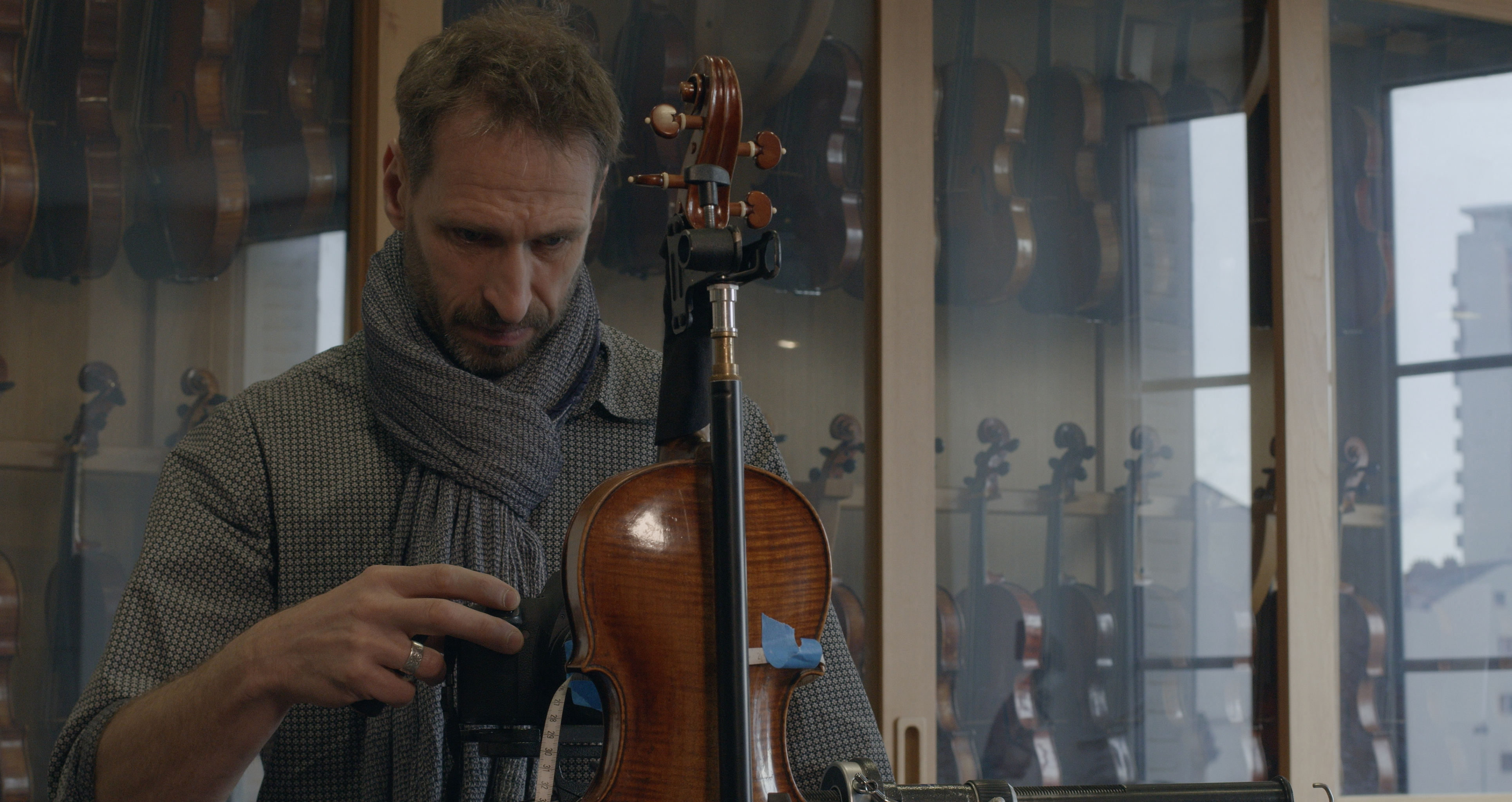 Didier Pousset examinant un violon à l’aide d’un dispositif optique non invasif