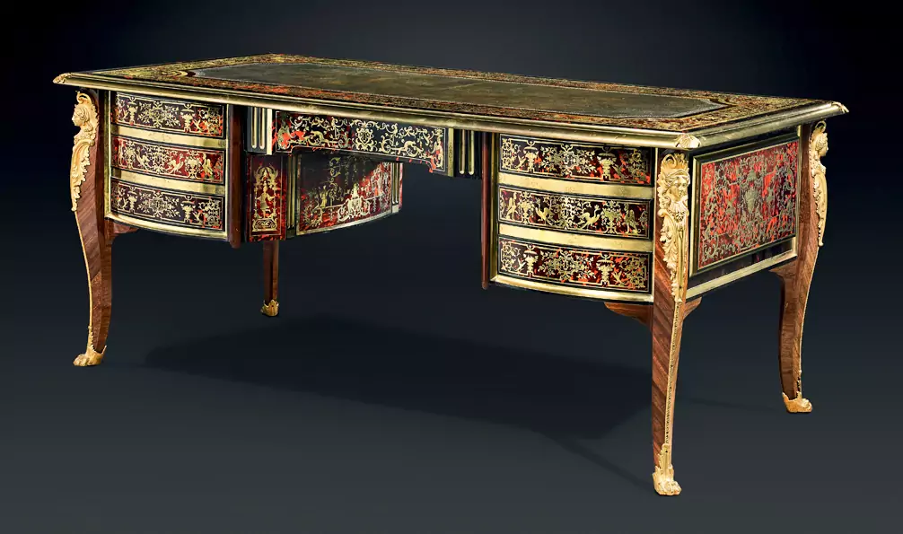Bureau ancien orné de marqueterie