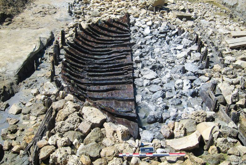 Pièces de bois de l’épave antique de Mandirac pendant leur étude